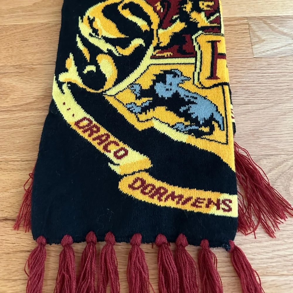 Harry Potter Hogwarts Crest Knit Scarf with Tassels